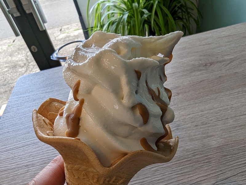 宮崎市のミルクノアトリエで食べた「こがしキャラメルソフトクリーム」２