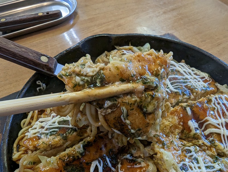 日向市の「広島お好み焼き もみじ」で食べた標準タイプのお好み焼き7
