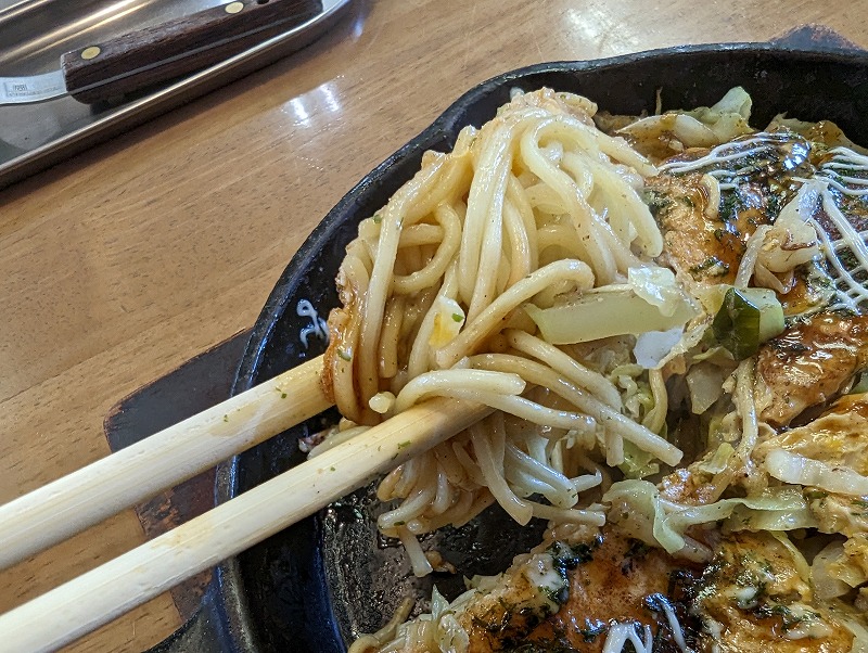 日向市の「広島お好み焼き もみじ」で食べた標準タイプのお好み焼き11