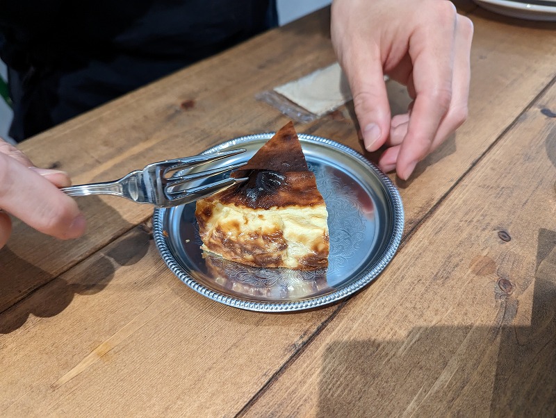 綾町のAC880Cafeで食べたバスクチーズケーキ1
