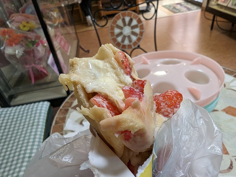 延岡市のクレープティファニーで食べたイチゴ＆練乳アイス10