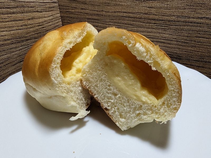 小林市野尻町の「ぱん工房 花花」で購入し自宅で食べた「クリームパン」2