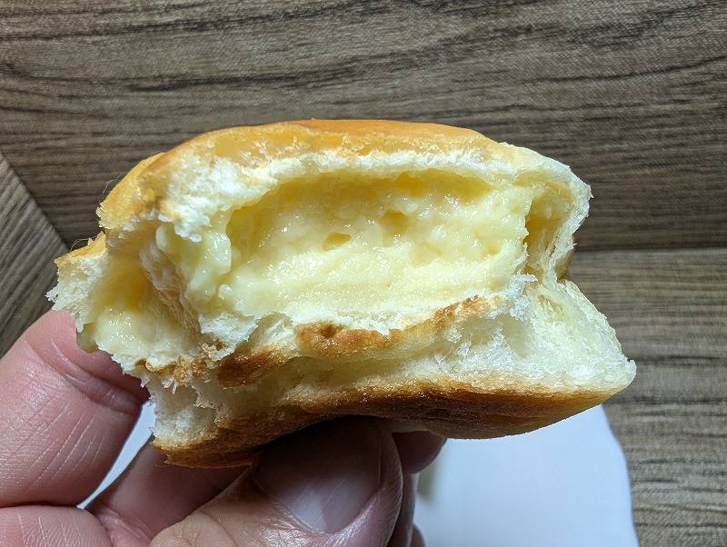 小林市野尻町の「ぱん工房 花花」で購入し自宅で食べた「クリームパン」3