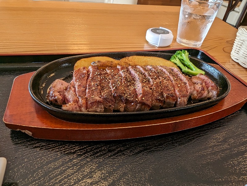 都農町の農家のレストラン 三福で国産牛ステーキ300gを食べた写真1