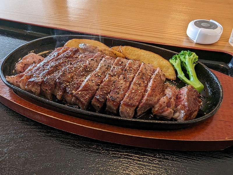 都農町の農家のレストラン 三福で国産牛ステーキ300gを食べた写真6