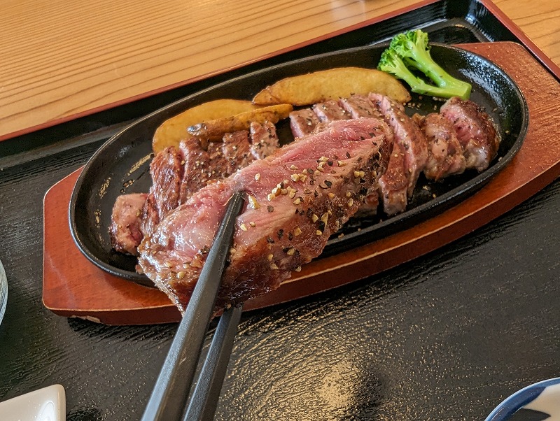 都農町の農家のレストラン 三福で国産牛ステーキ300gを食べた写真8