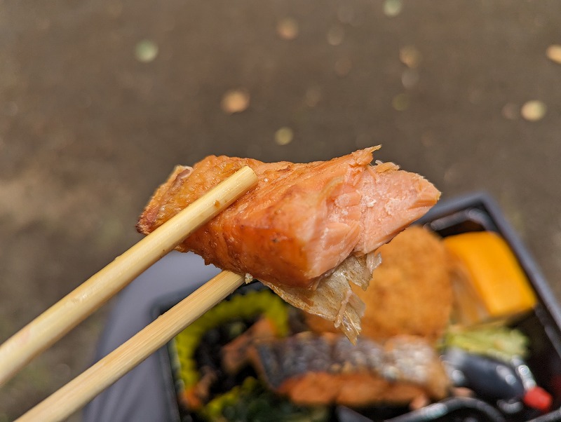 宮崎市高岡町の「たかおか弁当 縁」で購入して食べた焼シャケ弁当13