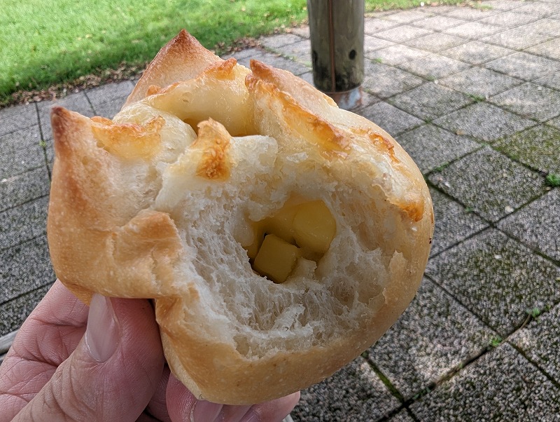 宮崎市のBread&Butterで購入し食べた「オニオンチーズ」3