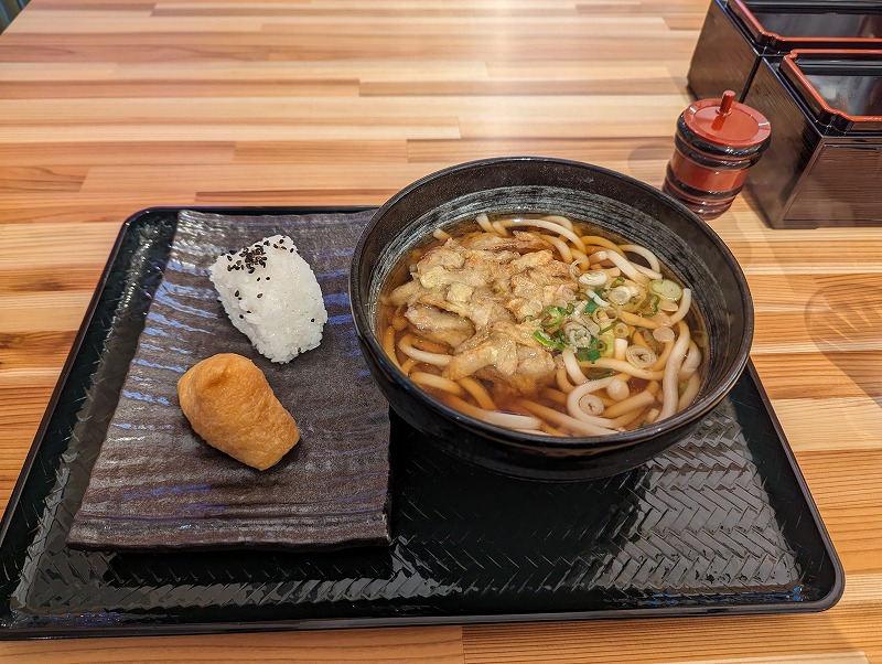 宮崎市の一心UDON宮崎本店で食べた「ごぼう天うどん」「おにぎり」「いなり」