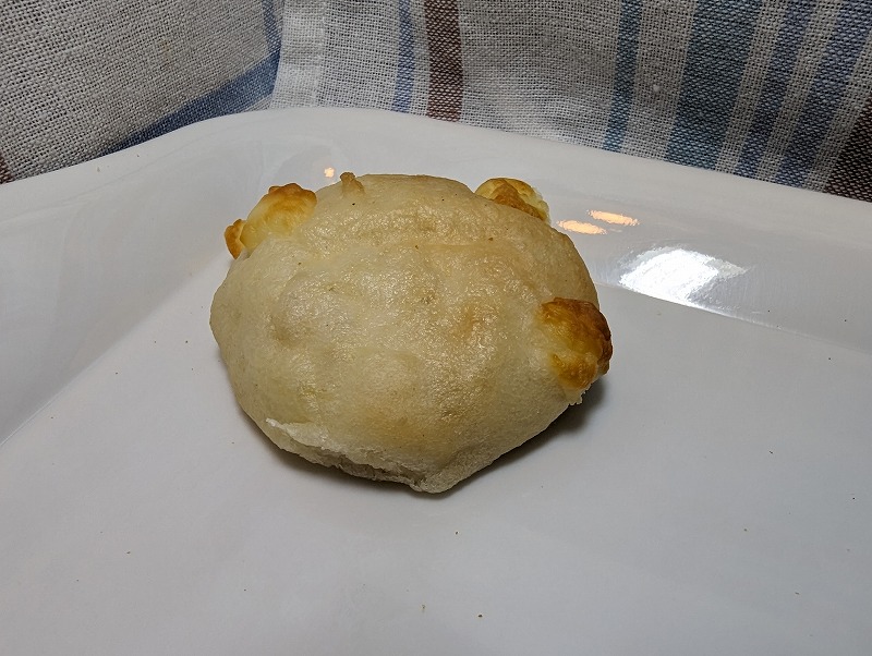 宮崎市の「めじろのSACHIパン」で購入して自宅で食べた「チーズパン」1