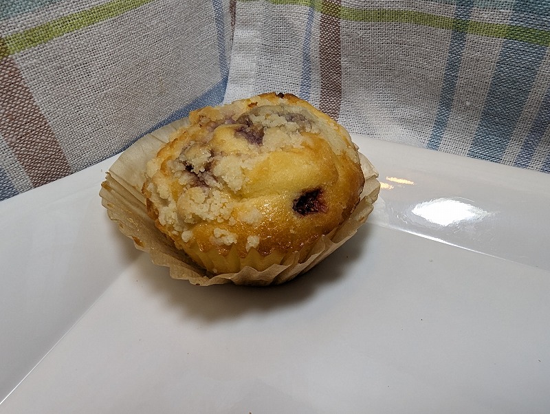 宮崎市の「めじろのSACHIパン」で購入して自宅で食べた「ブルーベリーとクリームのマフィン」1