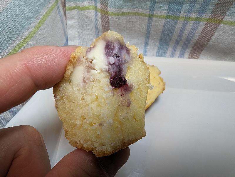 宮崎市の「めじろのSACHIパン」で購入して自宅で食べた「ブルーベリーとクリームのマフィン」3