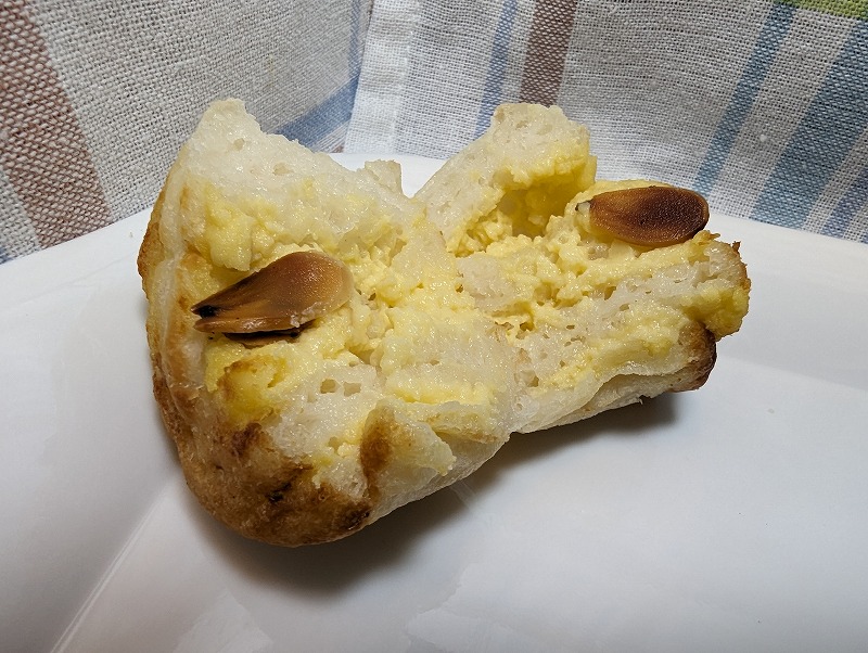 宮崎市の「めじろのSACHIパン」で購入して自宅で食べた「クリームパン」2