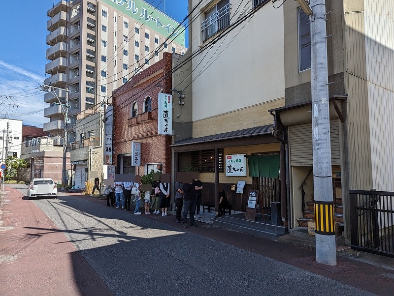 延岡市の直ちゃんで食べた後に外に出てみると、行列が出来ていたという写真