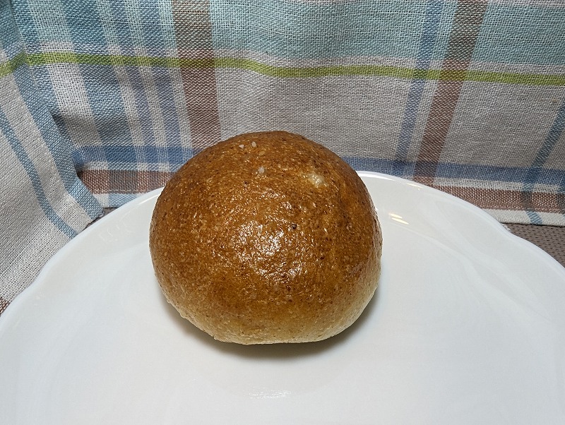 延岡市日の出町に移転したノモベーカリーで購入して食べた「めんたい塩パン」1