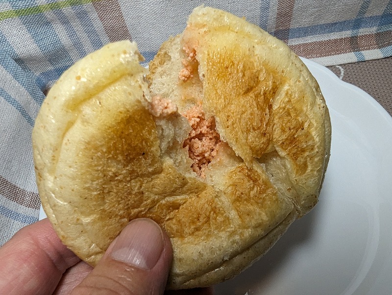 延岡市日の出町に移転したノモベーカリーで購入して食べた「めんたい塩パン」2
