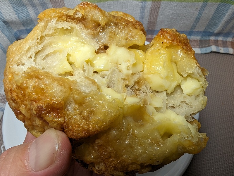 延岡市日の出町に移転したノモベーカリーで購入して食べた「チーズフランス」2