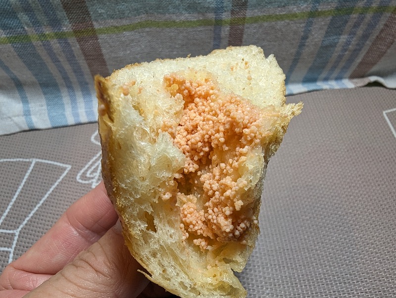 延岡市日の出町に移転したノモベーカリーで購入して食べた「めんたい塩パン」3