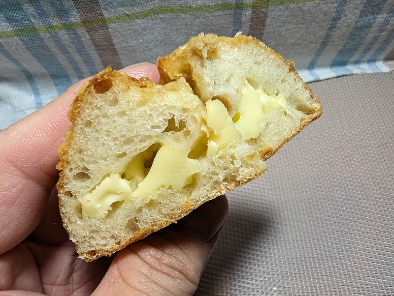 延岡市日の出町に移転したノモベーカリーで購入して食べた「チーズフランス」3