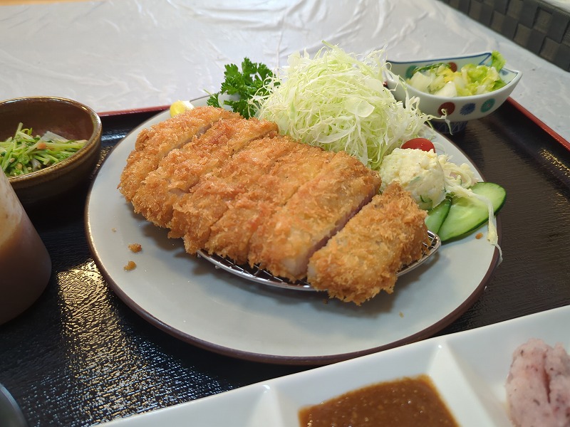 高鍋町の「旬魚菜 だいこんや」で食べたロースとんかつ定食1