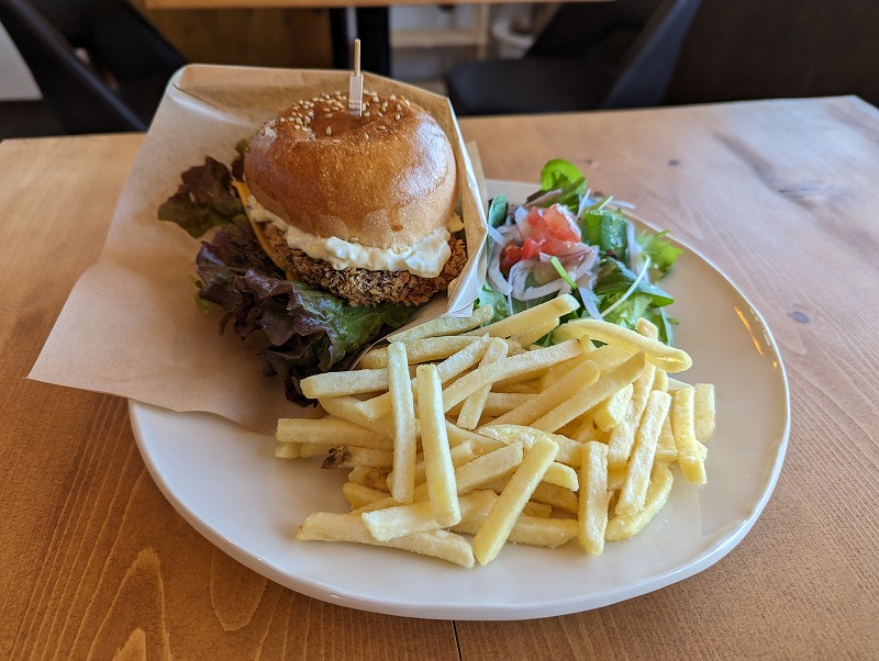 宮崎市内海のCafe＆Restaurant ORIENS(オリエンス)でランチ。ハンバーガーとティラミスを堪能