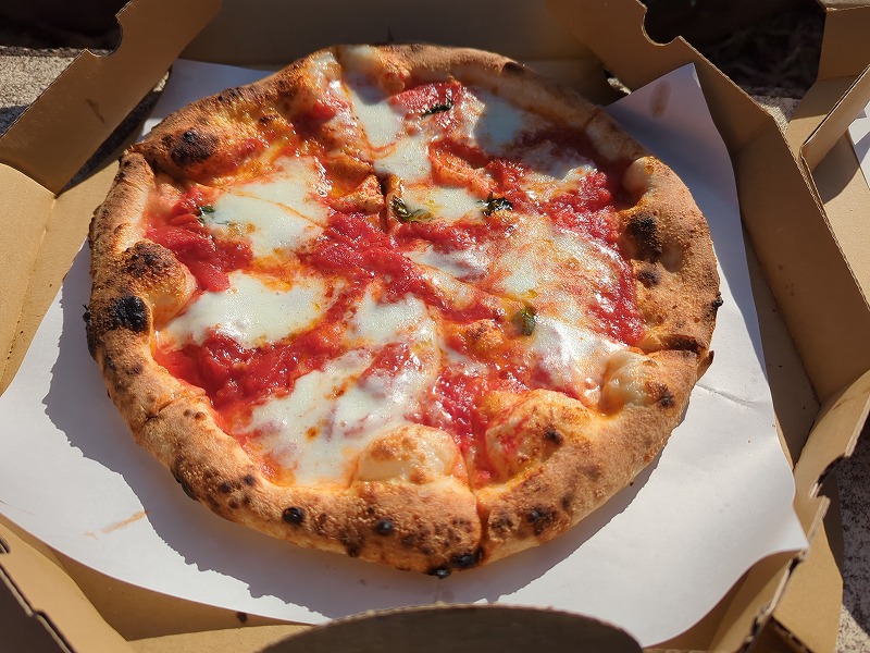 道の駅きたごうのレディゴーランドでテイクアウトして食べたピザ「マルゲリータ」