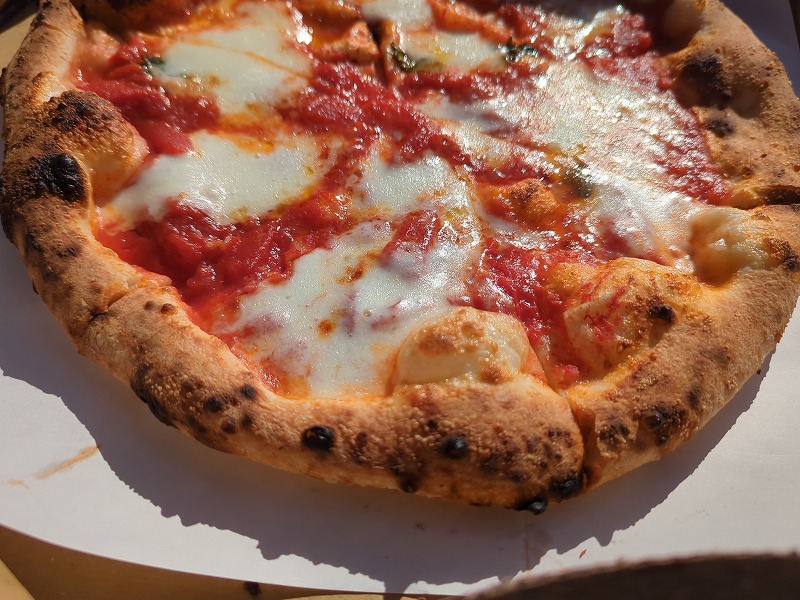 道の駅きたごうのレディゴーランドでテイクアウトして食べたピザ「マルゲリータ」2