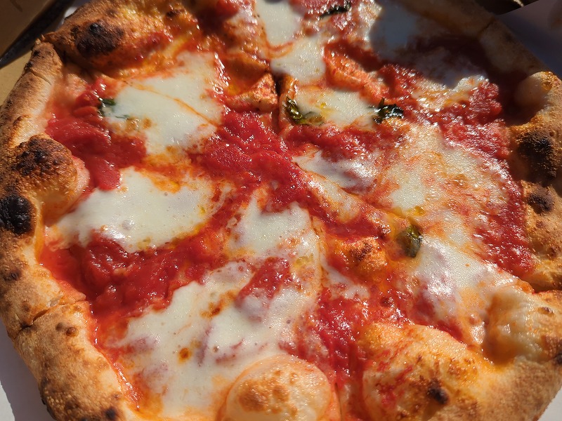 道の駅きたごうのレディゴーランドでテイクアウトして食べたピザ「マルゲリータ」1