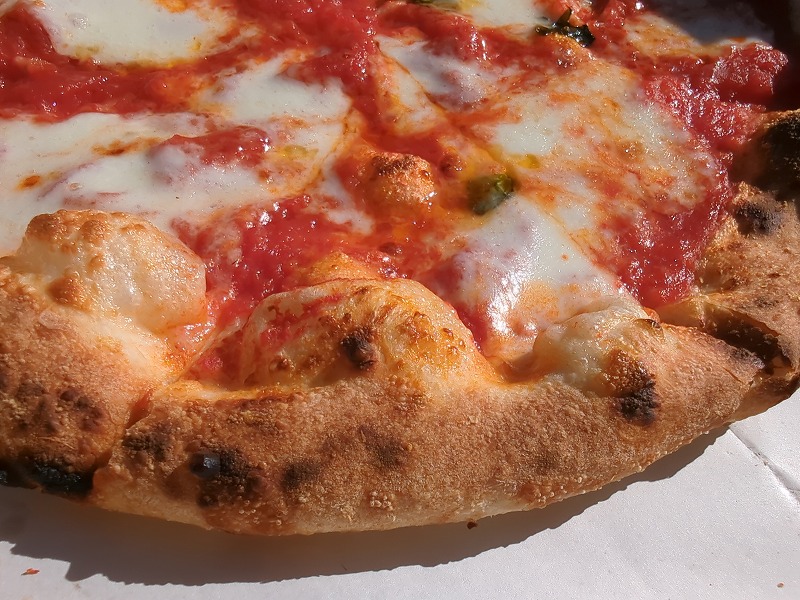 道の駅きたごうのレディゴーランドでテイクアウトして食べたピザ「マルゲリータ」3