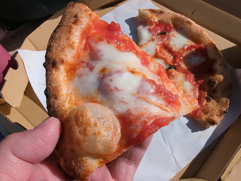 道の駅きたごうのレディゴーランドでテイクアウトして食べたピザ「マルゲリータ」4