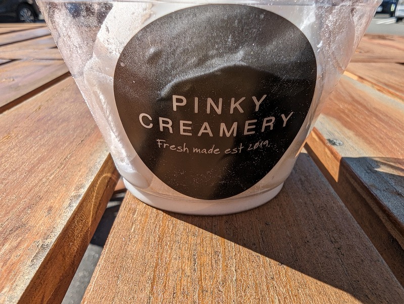 日向市のPINKY CREAMERY(ピンキークリマリー)で食べた「いちご大福ソフト」3