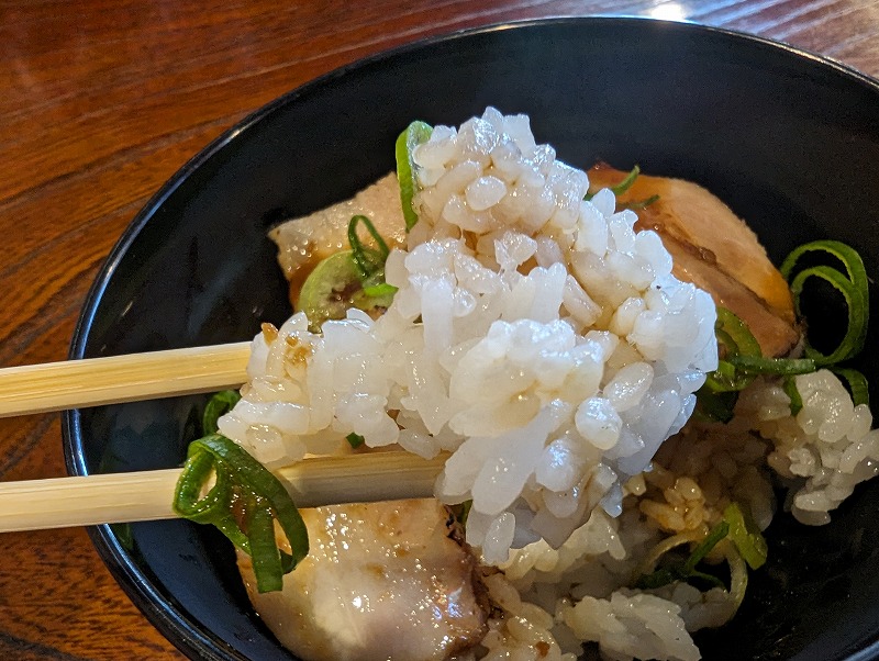 都城市早水町の「麺と鶏 鳥居」で食べた炙りチャーシュー丼3