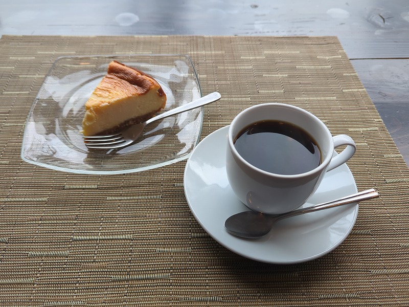 高鍋町のレストラン やまももで食べたベイクドチーズケーキとコーヒー