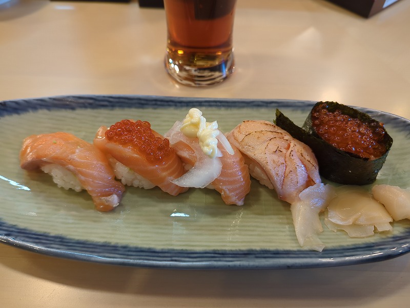宮崎市の「や台ずし 西橘町」で食べたサーモンざんまい寿司5貫1