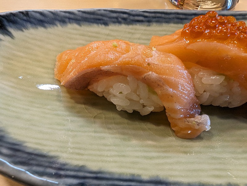 宮崎市の「や台ずし 西橘町」で食べたサーモンざんまい寿司5貫2