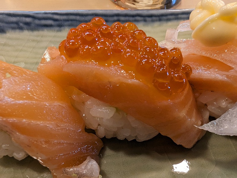 宮崎市の「や台ずし 西橘町」で食べたサーモンざんまい寿司5貫3