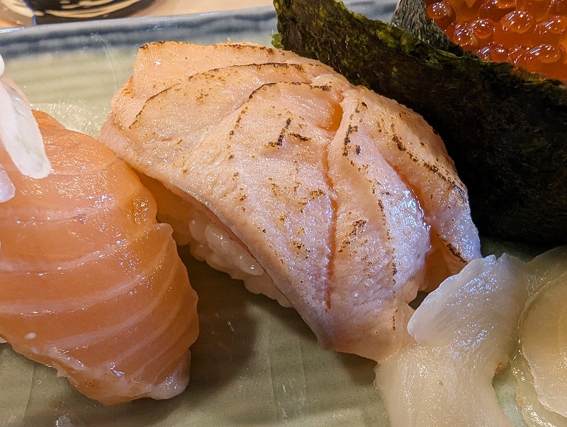 宮崎市の「や台ずし 西橘町」で食べたサーモンざんまい寿司5貫5