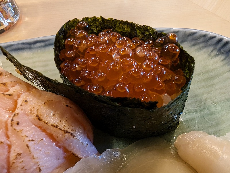 宮崎市の「や台ずし 西橘町」で食べたサーモンざんまい寿司5貫6