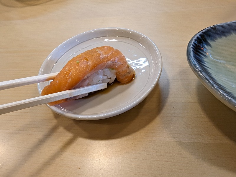 宮崎市の「や台ずし 西橘町」で食べたサーモンざんまい寿司5貫10