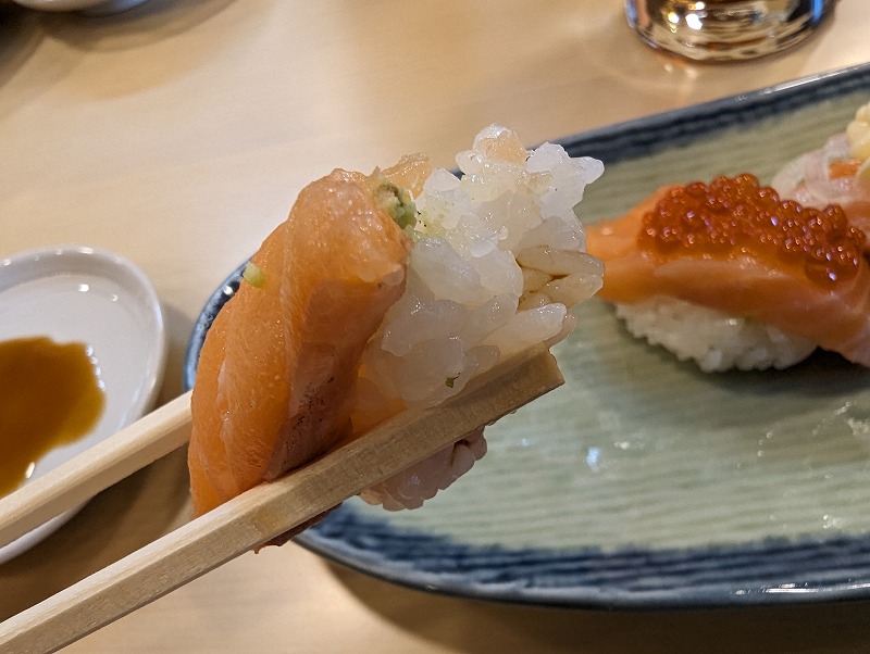 宮崎市の「や台ずし 西橘町」で食べたサーモンざんまい寿司5貫11