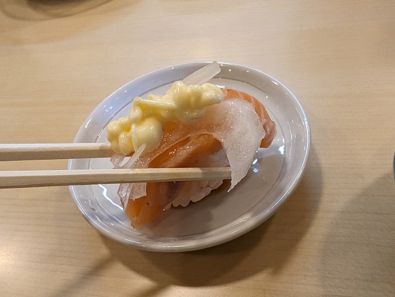宮崎市の「や台ずし 西橘町」で食べたサーモンざんまい寿司5貫16