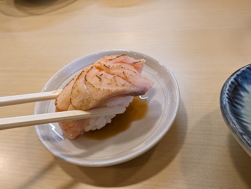 宮崎市の「や台ずし 西橘町」で食べたサーモンざんまい寿司5貫18