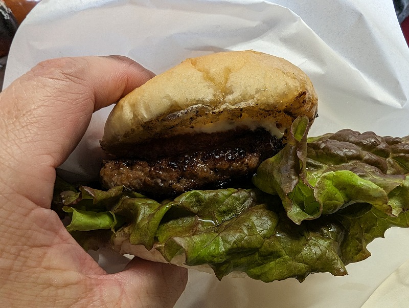 川南町の「いぶさな 竹の谷蔓牛 直売所」で食べたハンバーガー3