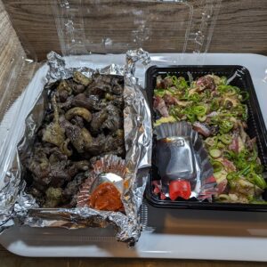 宮崎市下北方の「炭火焼 地山鶏」で購入して自宅で食べた地鶏炭火焼モモバラシと炙り刺