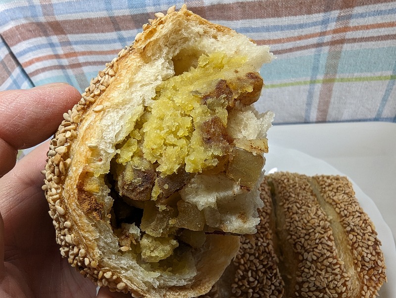 川南町のToron batonで購入して自宅で食べた「ごろっとおさつパン」2