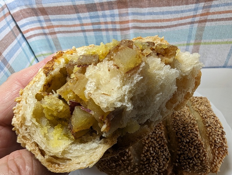 川南町のToron batonで購入して自宅で食べた「ごろっとおさつパン」3