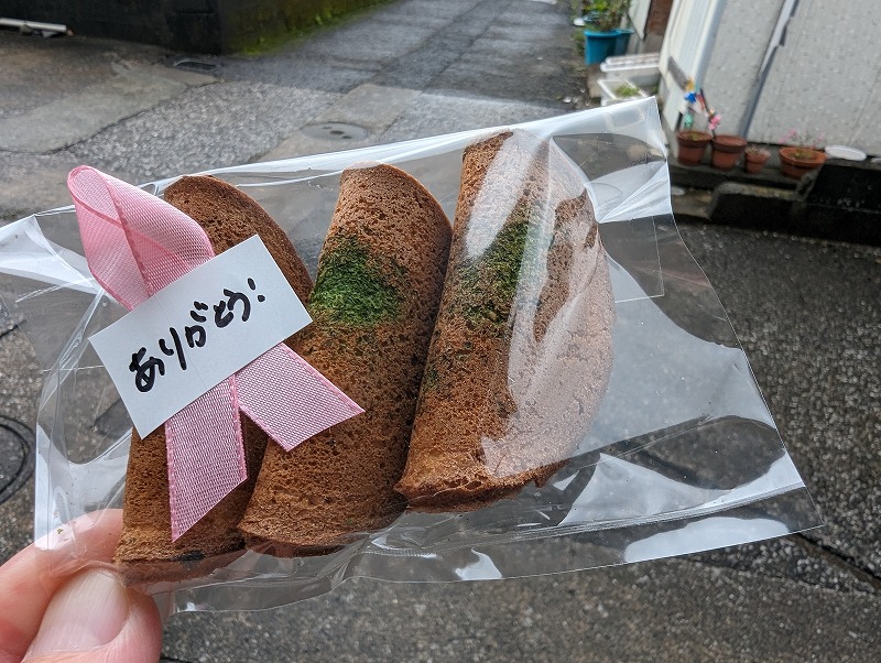 宮崎市の中田製菓でおまけで頂いて食べてみた「あおのりせんべい」1