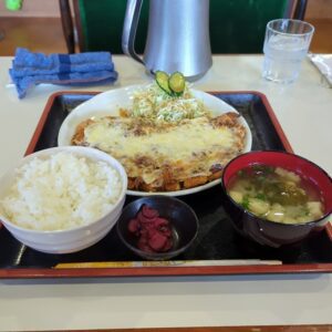 日向市のフルハウスで食べたチーズチキンカツ定食