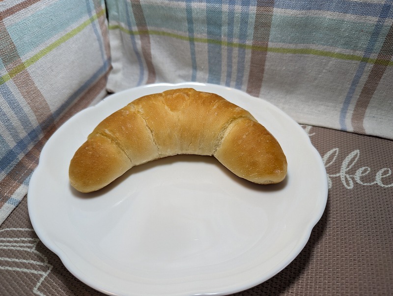 日南市の手作りパン工房ふわりで購入して自宅で食べた「塩パン」1