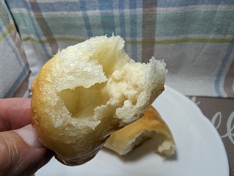 日南市の手作りパン工房ふわりで購入して自宅で食べた「塩パン」2
